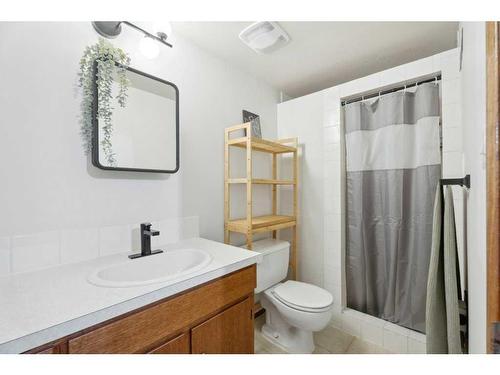 336 Valencia Place Nw, Calgary, AB - Indoor Photo Showing Bathroom