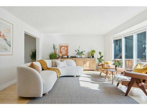 336 Valencia Place Nw, Calgary, AB - Indoor Photo Showing Living Room