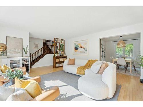 336 Valencia Place Nw, Calgary, AB - Indoor Photo Showing Living Room