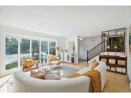 336 Valencia Place Nw, Calgary, AB - Indoor Photo Showing Living Room