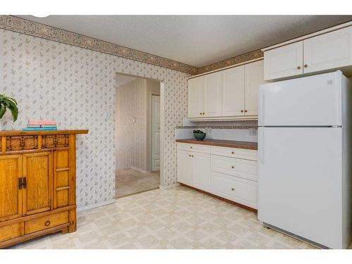 16 Capri Avenue Nw, Calgary, AB - Indoor Photo Showing Kitchen