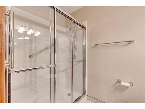 104 Norquay Heights Nw, Calgary, AB - Indoor Photo Showing Bathroom