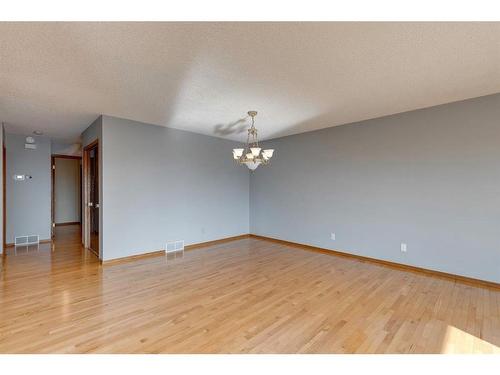 104 Norquay Heights Nw, Calgary, AB - Indoor Photo Showing Other Room