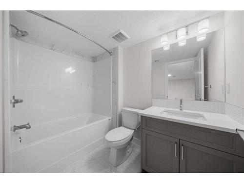 48 Cranbrook Manor Se, Calgary, AB - Indoor Photo Showing Bathroom