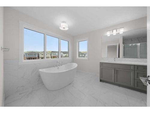 48 Cranbrook Manor Se, Calgary, AB - Indoor Photo Showing Bathroom