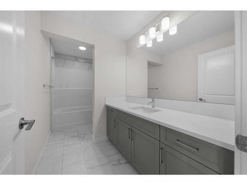 48 Cranbrook Manor Se, Calgary, AB - Indoor Photo Showing Bathroom