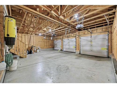 4613 Hamptons Way Nw, Calgary, AB - Indoor Photo Showing Garage