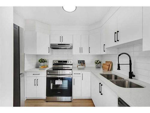 11-2519 38 Street Ne, Calgary, AB - Indoor Photo Showing Kitchen With Double Sink With Upgraded Kitchen