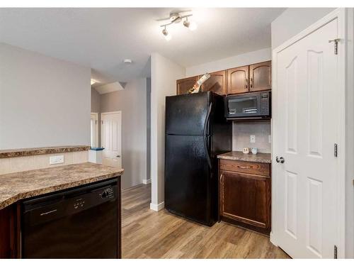 137 Everglen Grove Sw, Calgary, AB - Indoor Photo Showing Kitchen