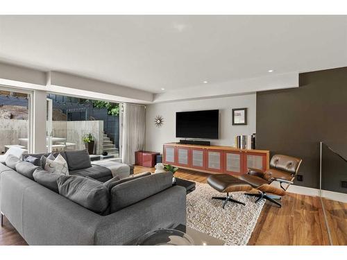 2124 9 Avenue Nw, Calgary, AB - Indoor Photo Showing Living Room