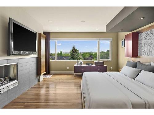 2124 9 Avenue Nw, Calgary, AB - Indoor Photo Showing Bedroom