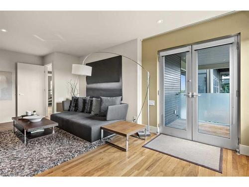 2124 9 Avenue Nw, Calgary, AB - Indoor Photo Showing Living Room