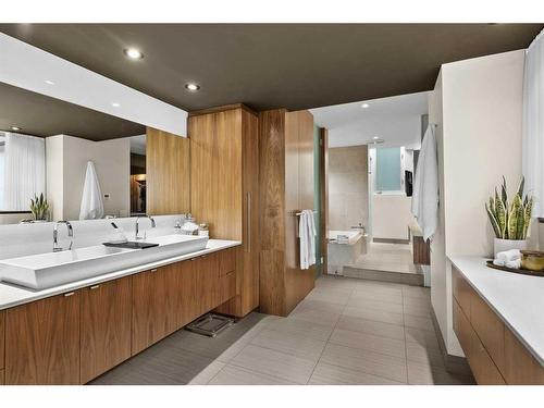 2124 9 Avenue Nw, Calgary, AB - Indoor Photo Showing Bathroom