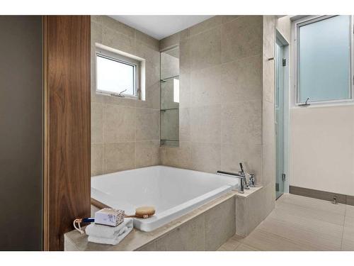 2124 9 Avenue Nw, Calgary, AB - Indoor Photo Showing Bathroom