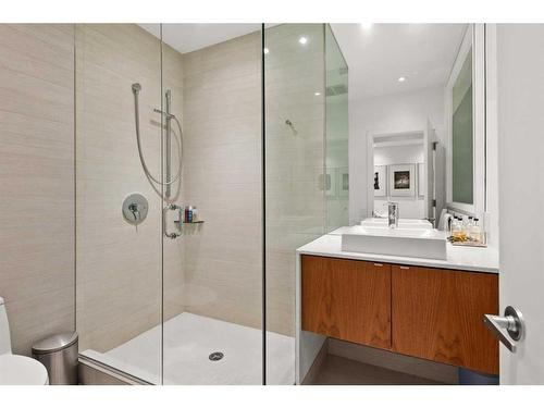 2124 9 Avenue Nw, Calgary, AB - Indoor Photo Showing Bathroom