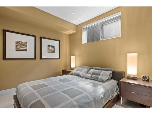 2124 9 Avenue Nw, Calgary, AB - Indoor Photo Showing Bedroom