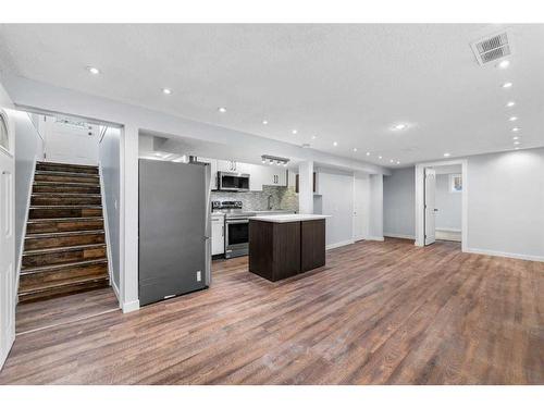 604 Fortalice Crescent Se, Calgary, AB - Indoor Photo Showing Kitchen