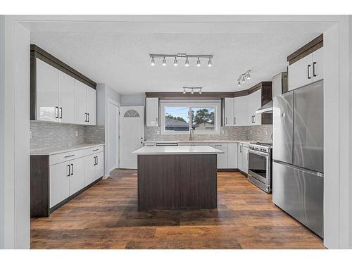 604 Fortalice Crescent Se, Calgary, AB - Indoor Photo Showing Kitchen