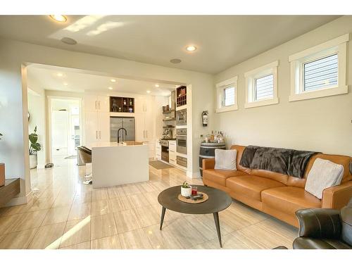 65 Walden Square Se, Calgary, AB - Indoor Photo Showing Living Room