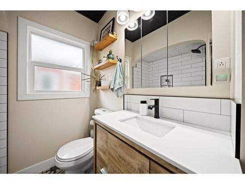 1725 28 Street Sw, Calgary, AB - Indoor Photo Showing Bathroom