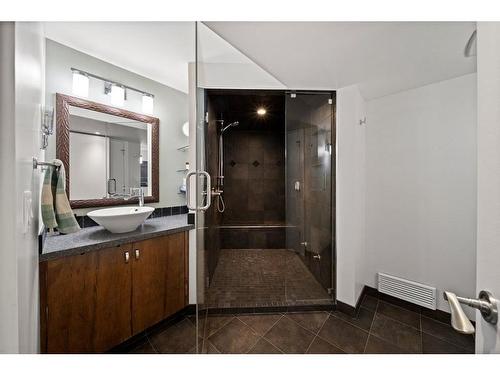 1725 28 Street Sw, Calgary, AB - Indoor Photo Showing Bathroom