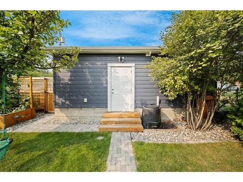 1725 28 Street Sw, Calgary, AB - Outdoor