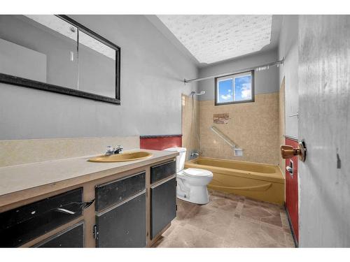 215 Rundlecairn Road Ne, Calgary, AB - Indoor Photo Showing Bathroom