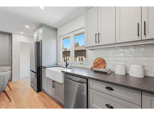 24 Westover Drive Sw, Calgary, AB - Indoor Photo Showing Kitchen