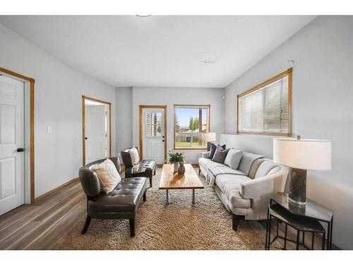 276 Jenner Crescent, Red Deer, AB - Indoor Photo Showing Living Room