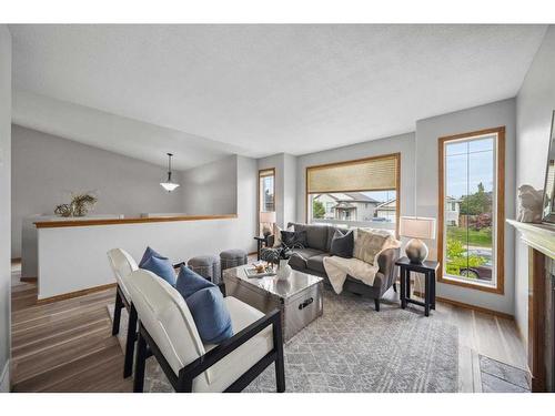 276 Jenner Crescent, Red Deer, AB - Indoor Photo Showing Living Room