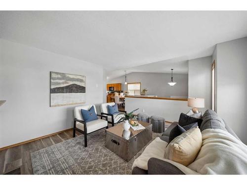 276 Jenner Crescent, Red Deer, AB - Indoor Photo Showing Living Room