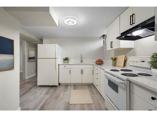 3252 33A Avenue Se, Calgary, AB - Indoor Photo Showing Kitchen