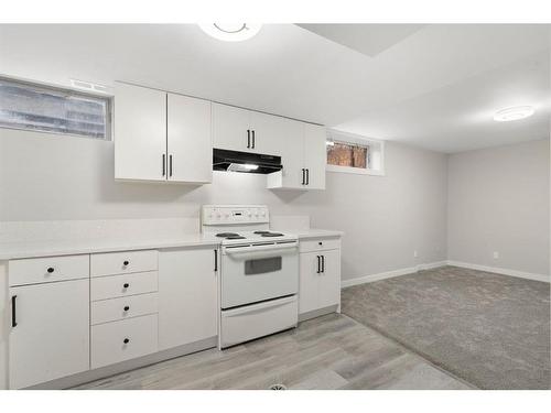 3252 33A Avenue Se, Calgary, AB - Indoor Photo Showing Kitchen