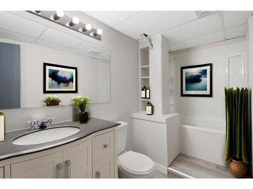 3252 33A Avenue Se, Calgary, AB - Indoor Photo Showing Bathroom