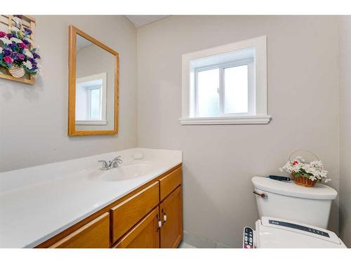 106 16 Street Nw, Calgary, AB - Indoor Photo Showing Bathroom