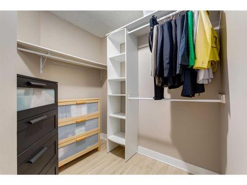 106 16 Street Nw, Calgary, AB - Indoor With Storage