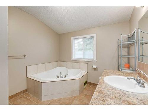 106 16 Street Nw, Calgary, AB - Indoor Photo Showing Bathroom