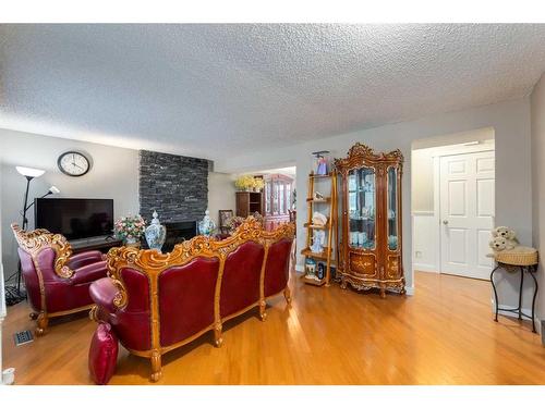 106 16 Street Nw, Calgary, AB - Indoor Photo Showing Living Room With Fireplace