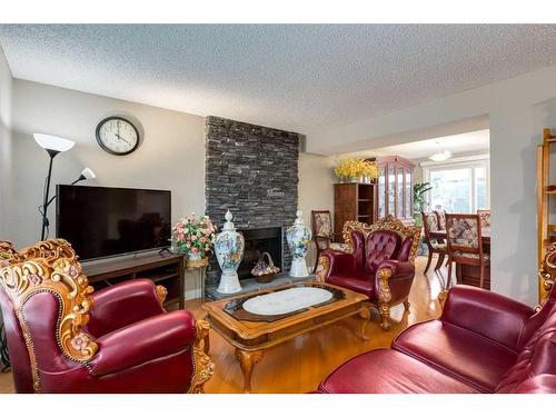 106 16 Street Nw, Calgary, AB - Indoor Photo Showing Living Room With Fireplace