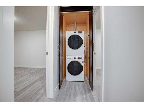 467 Malvern Close Ne, Calgary, AB - Indoor Photo Showing Laundry Room