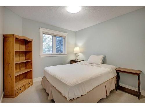 11 Douglas Woods Hill Se, Calgary, AB - Indoor Photo Showing Bedroom