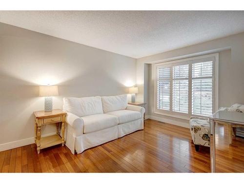 11 Douglas Woods Hill Se, Calgary, AB - Indoor Photo Showing Living Room