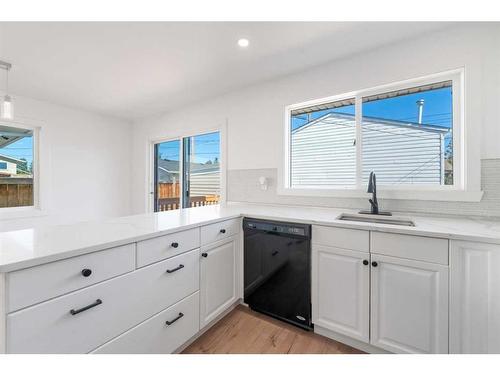 224 Penswood Way Se, Calgary, AB - Indoor Photo Showing Kitchen