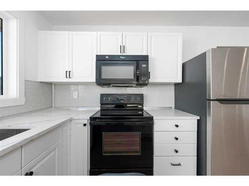 224 Penswood Way Se, Calgary, AB - Indoor Photo Showing Kitchen