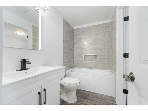 224 Penswood Way Se, Calgary, AB - Indoor Photo Showing Bathroom