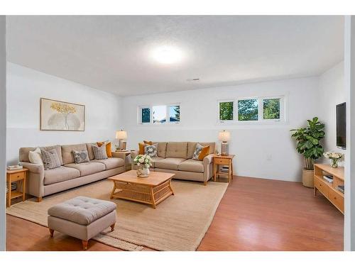 224 Penswood Way Se, Calgary, AB - Indoor Photo Showing Living Room