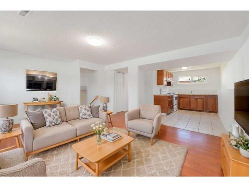 224 Penswood Way Se, Calgary, AB - Indoor Photo Showing Living Room