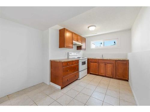 224 Penswood Way Se, Calgary, AB - Indoor Photo Showing Kitchen