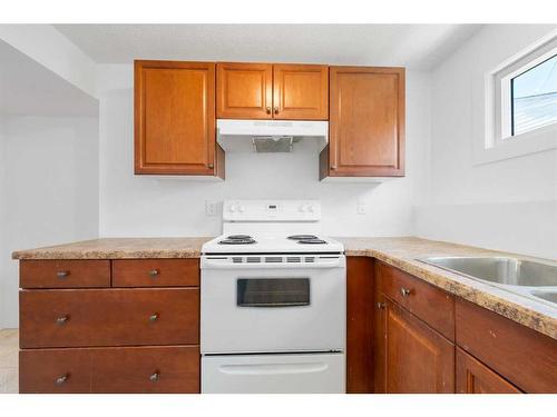 224 Penswood Way Se, Calgary, AB - Indoor Photo Showing Kitchen