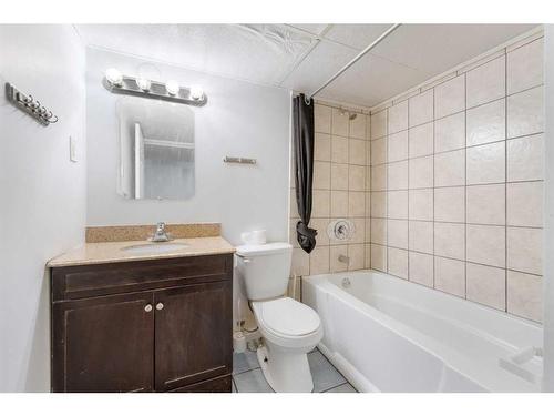 224 Penswood Way Se, Calgary, AB - Indoor Photo Showing Bathroom